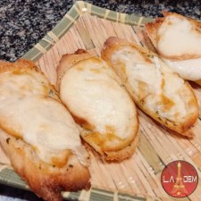 Garlic bread raclette